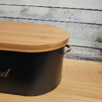 ארגז לחם שחור - כיתוב באנגלית