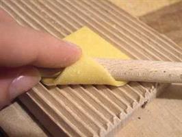 לוח משופע, רחב, להכנת ניוקי וגרגנלי