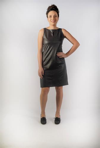 שמלה עם חתך ופתח מעל החזה , קצרה וצמודה