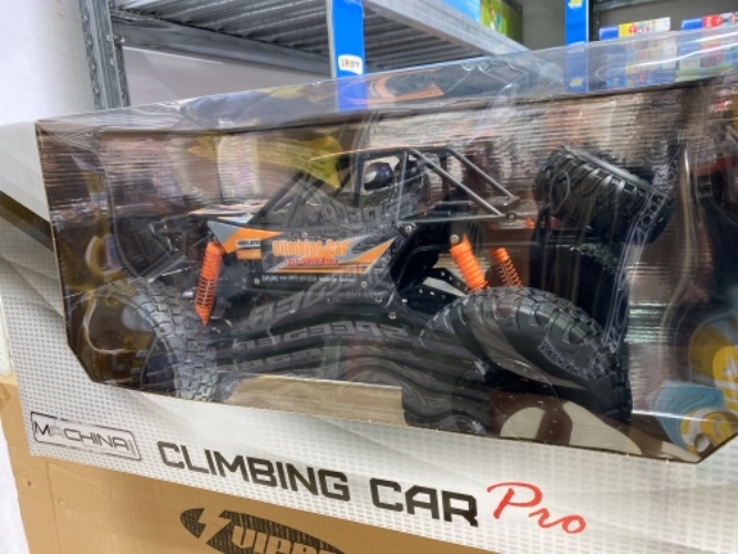 ג׳יפ גלגלים ענקיים על שלט