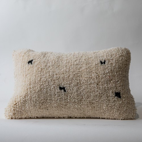 כרית ברברית לבנה עם נקודות שחורות