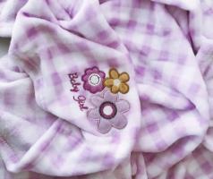 שמיכה לתינוקת, שמיכה לעריסת תינוק, שמיכה לתינוקת צבע סגול בהיר, שמיכת פליז רכה לתינוקת, שמיכה לתינוק עם הדפס דובי