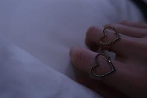 טבעת לב יהלומים שחורים זהב 14K