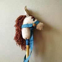 סוס על מקל בצבע בז'