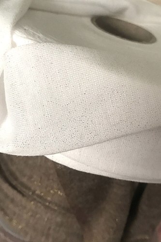 חוטי טריקו פרוסים צבע לבן נצנץ  עם שילוב  נצנצים זהובים בנגיעות עדינות