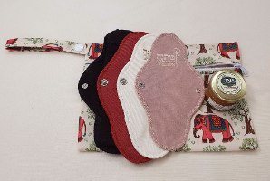 ערכה מקיפה לנערה הכוללת 4 תחבושות ב4 דרגות ספיגה שונות, תיק היגיינה ומשחה