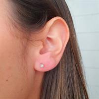 עגילי זהב לבן 14 קרט צמודים משובצים יהלומים 0.22 קראט