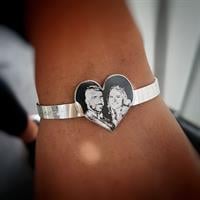 צמיד לב קשיח עם חריטת תמונה ומשפט