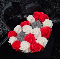 קופסת פרחים לב בצבע אדום החל מ 50 שקלים