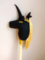 חד קרן על מקל שחור וזהב