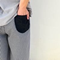 מכנסיים מדגם נור עם דוגמה של משבצות קטנטנות בשחור ולבן