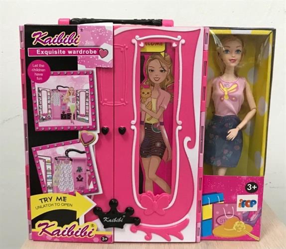 בובה עם ארון בגדים