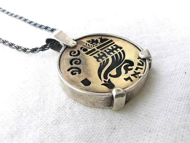 מטבע העצמה, To Be מאת ציפורה אוריה,  תליון זהב בהשראת מטבע עתיק מימי הורקנוס עם חריטת סמל קרן השפע ובו שבעת המינים.