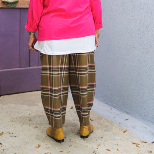 מכנסיים מדגם מיכאלה בצבע חאקי עם משבצות צבעוניות
