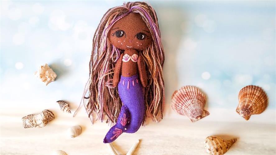 בובת בת ים עם סנפיר סגול כהה ושיער סגול וחום