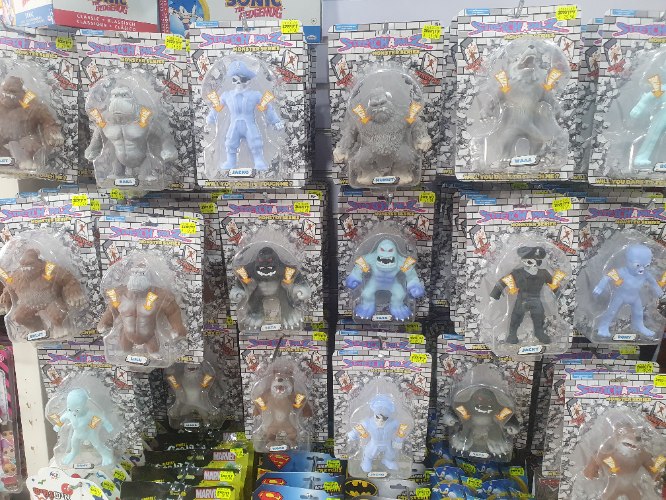 מגוון דמויות נמתחות