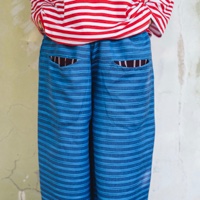 מכנסיים מדגם מיכאלה עם פסים רחבים בצבע בורדו על רקע כחול