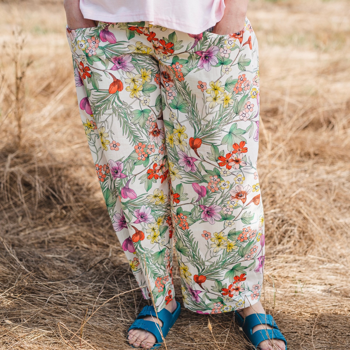 מכנסיים מדגם מיכאלה עם הדפס פרחים בוטני - אחרון במלאי במידה 16