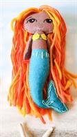 בובת בת ים עם סנפיר כחול ושיער כתום