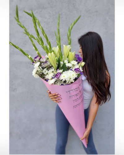 קונוס פרחים עם הקדשה אישית מקט168 (תמונה שייכת לזר גדול)