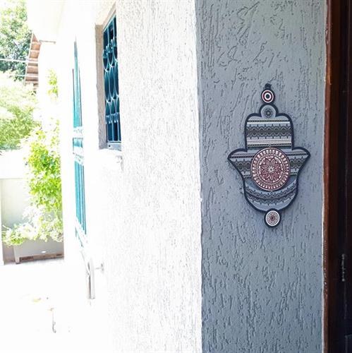 חמסה צבעונית לתלייה על הקיר - גווני חום ואפור:  HMS 14