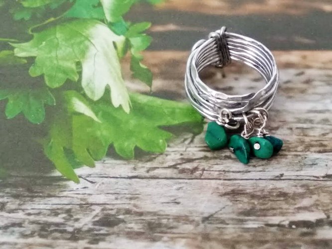 טבעת רחבה עם אבני טורקיז משתלשלות