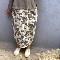 חצאית ארוכה מדגם אילה עם הדפס פרחים בצבע אפור על רקע בצבע לבן