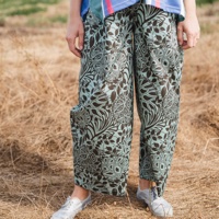 מכנסיים מדגם מיכאלה עם הדפס על רקע ירקרק