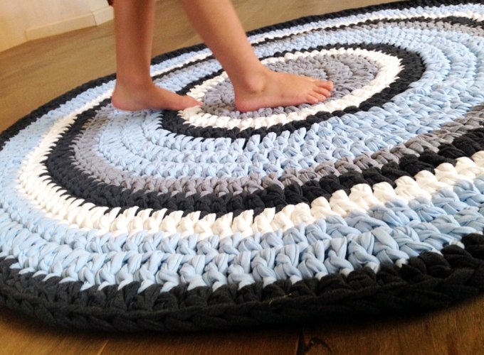 שטיח סרוג לחדר של בן, שטיח לחדר של תינוק, שטיח סרוג בצבעי תכלת, שמנת ושחור, שטיח בהזמנה אישית,שטיח סרוג לחדר הילדים, שטיח מטריקו, שטיח עגול 