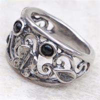 טבעת כסף מעוצבת פרפר ומשובצת אבני אוניקס RG6822