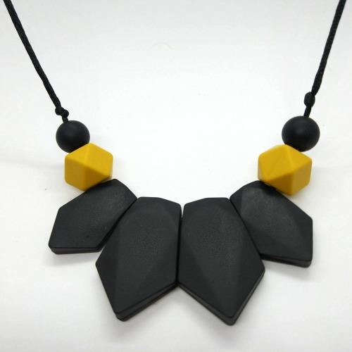 שרשרת סיליקון - חץ שחור חרדל