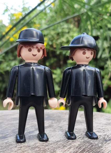 פליימוביל, גברים בשחור, זוג פליימוביל וינטג', 1974, לבושים בשחור עם כובעים תואמים, המחיר לשניהם