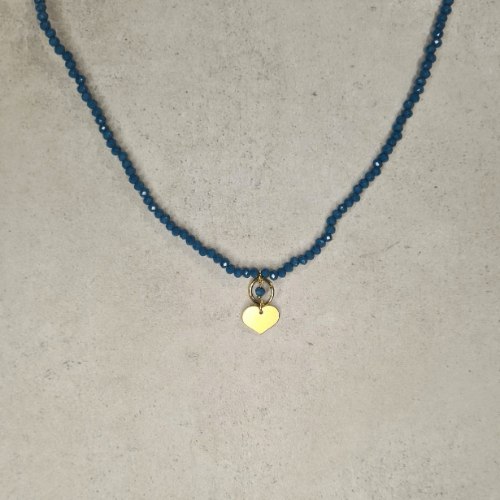 שרשרת חרוזים כחולים ותליון לב מוזהב