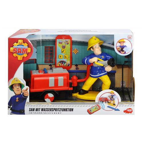 סמי יורה מים על שלט