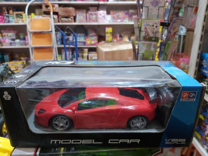 מכונית אדומה על שלט