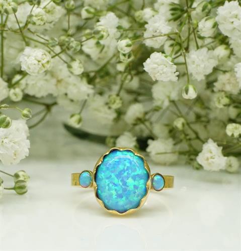 טבעת אופל כחול בחיתוך אליפסה בזהב 14 קראט