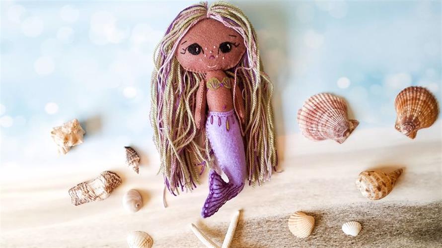 בובת בת ים עם סנפיר סגול בהיר ושיער סגול וירוק