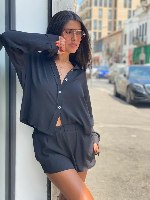 חליפת מכופתרת קשירה ושורט