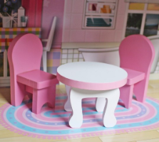 W06A139 - בית בובות לילדים שלוש קומות, בצבעים בהירים כולל ריהוט לבית, צעצועץ