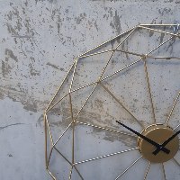 שעון גיאומטרי גדול