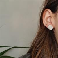 עגילי עיגול זהב וזרקונים צמוד לאוזן