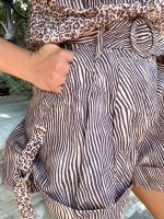 חליפת שורט וחולצה שילוב הדפסים