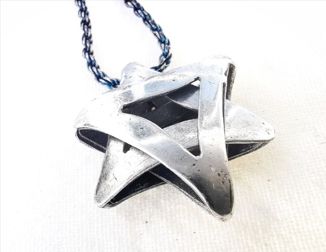 תליון מגן דוד קינטי תלת מימדי מכסף, מיוצר בעבודת יד ובמלאכת מחשבת.