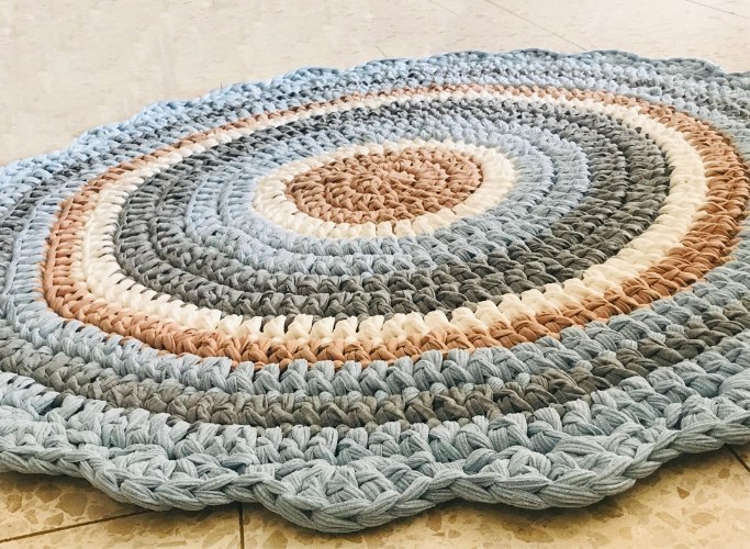 שטיח סרוג עגול, שטיח סרוג בגווני תכלת לחדר של בן, שטיח לחדר של תינוק, שטיח סרוג עגול ורך, שטיחים סרוגים
