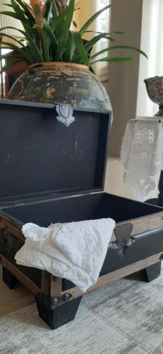 תיבת עץ בעיצוב וינטג', עם חלל גדול לאחסון פריטים.