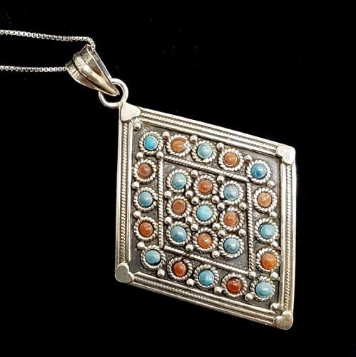 תליון ושרשרת כסף מעוצבת משובצת טורקיז כחול וכורל אדום T6004