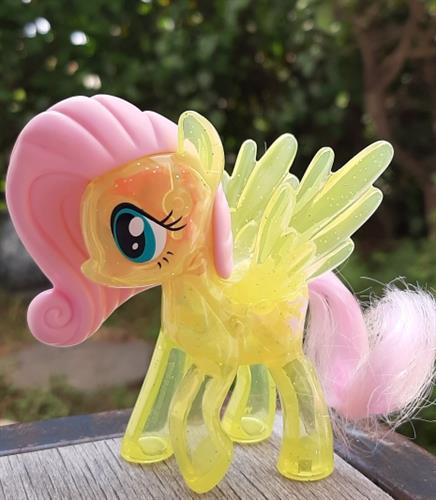 חד קרן קטן  וצהוב מפלסטיק שקוף, עם חותמת פרפרים וזנב ורוד. מקדונלד