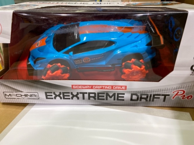 מכונית מרוץ אקסטרים על שלט