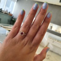 טבעת זהב מרובעת עם אבן חן ויהלומים לבנים