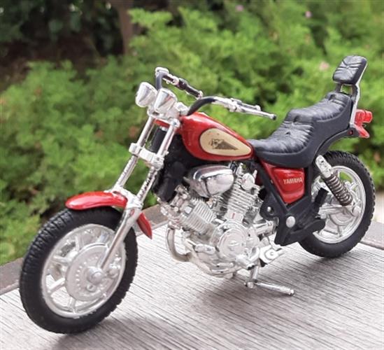 דגם של אופנוע ימהה, כ 10 ס"מ אורך, העט להמחשת הגודל.